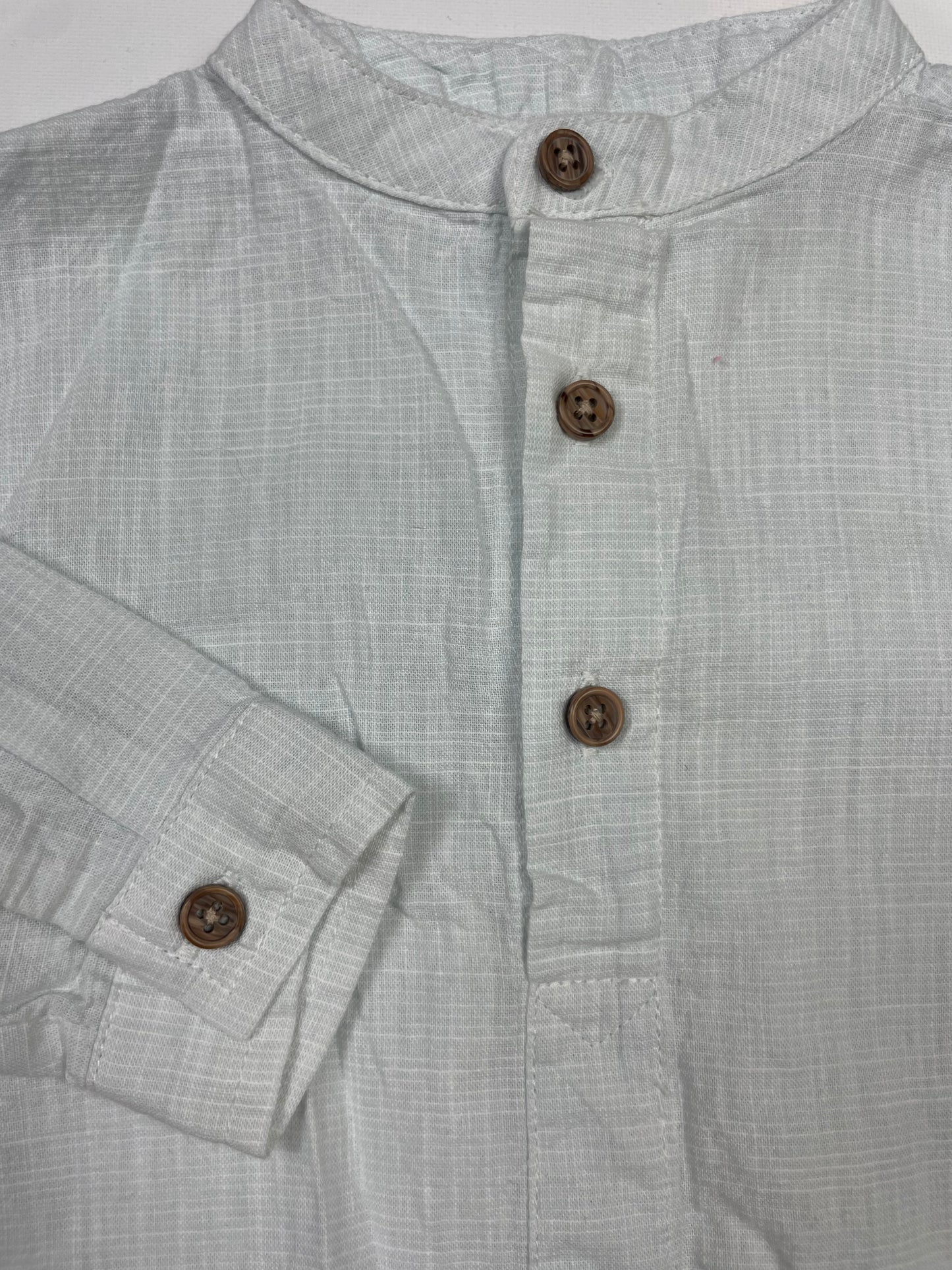 Hellgraues Leinenhemd mit Stehkragen und Holzknöpfen – detail