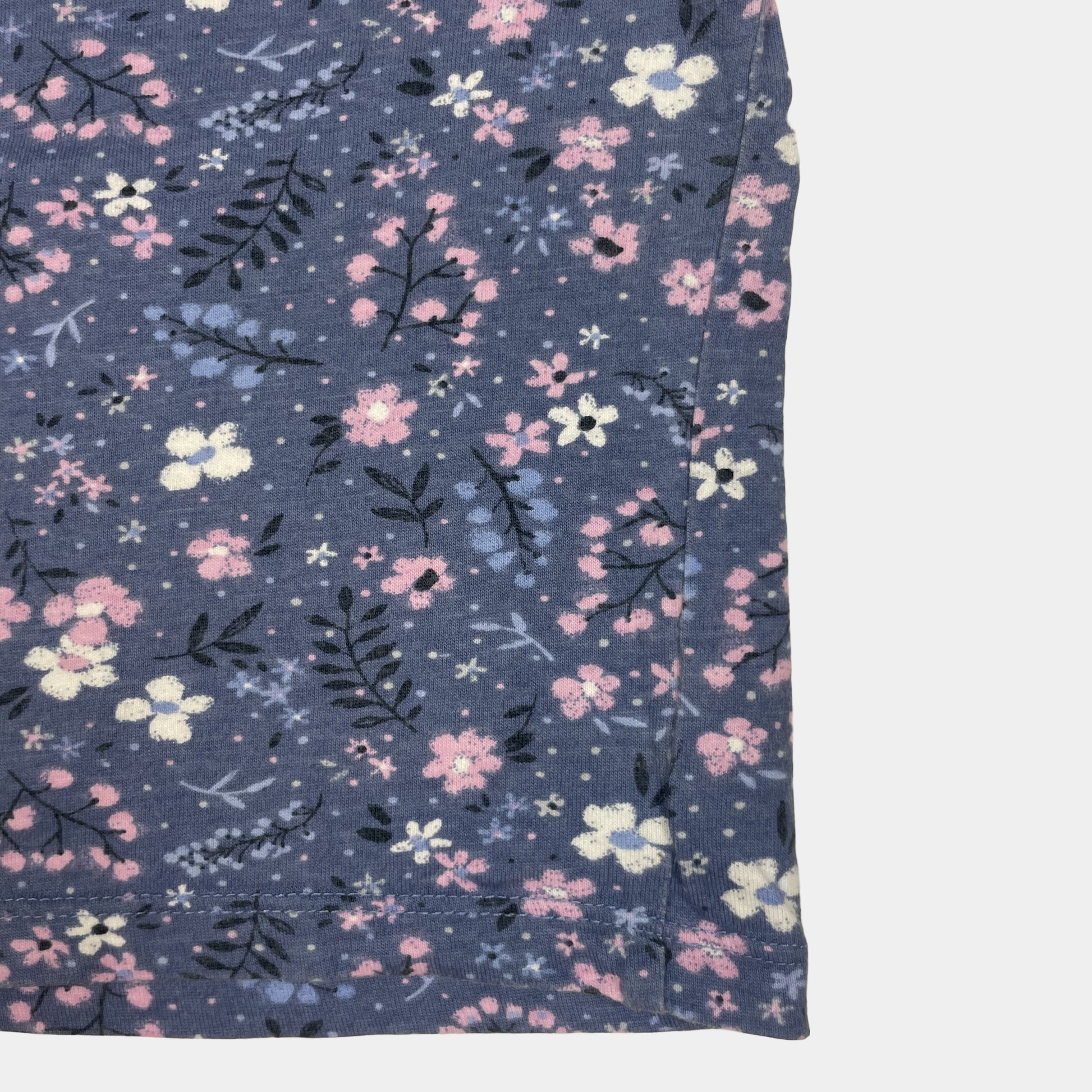 Blaues Langarmshirt mit buntem Blumenmuster für Babys – detail