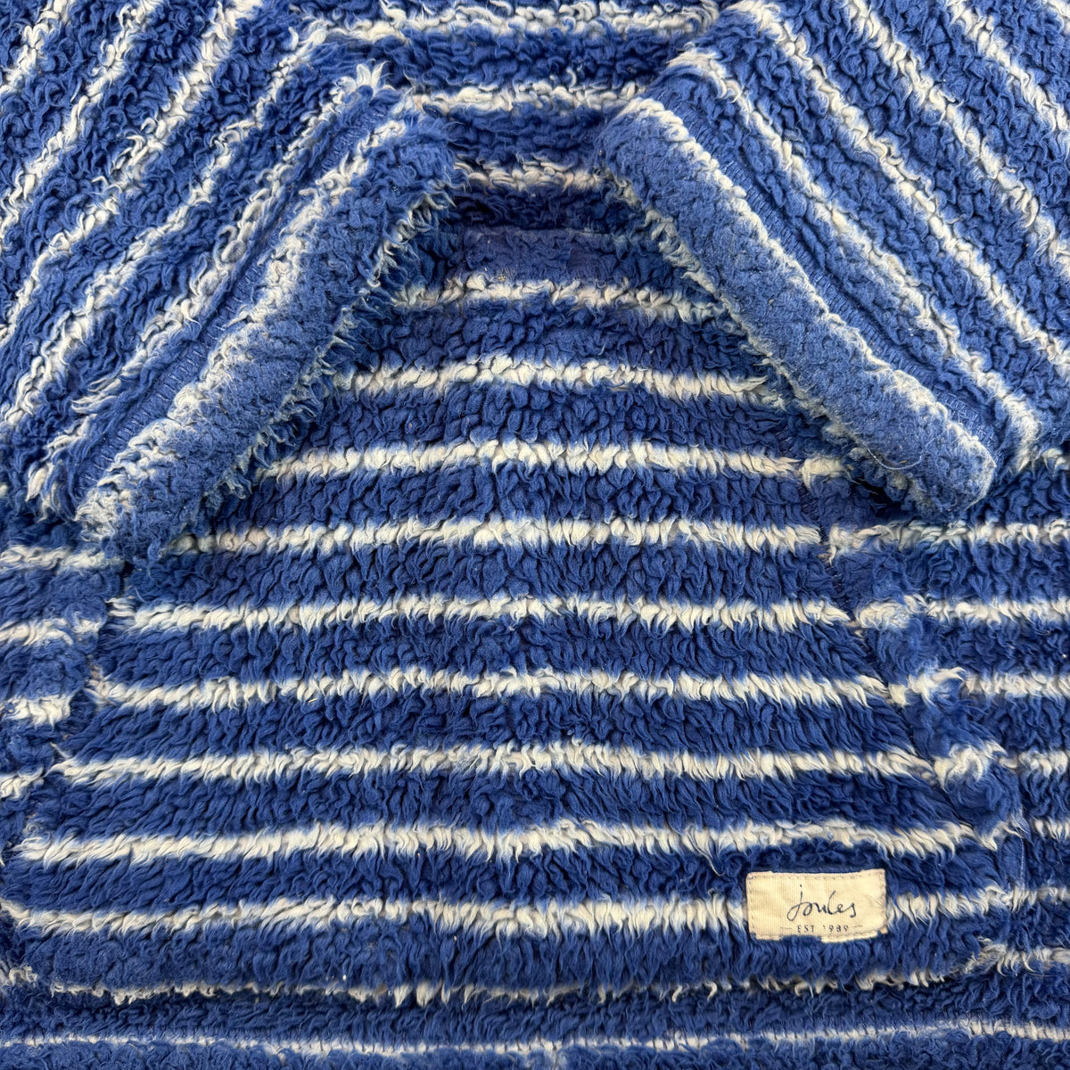Blauer Fleece-Pullover mit weißen Streifen und kurzem Reißverschluss – sleeve