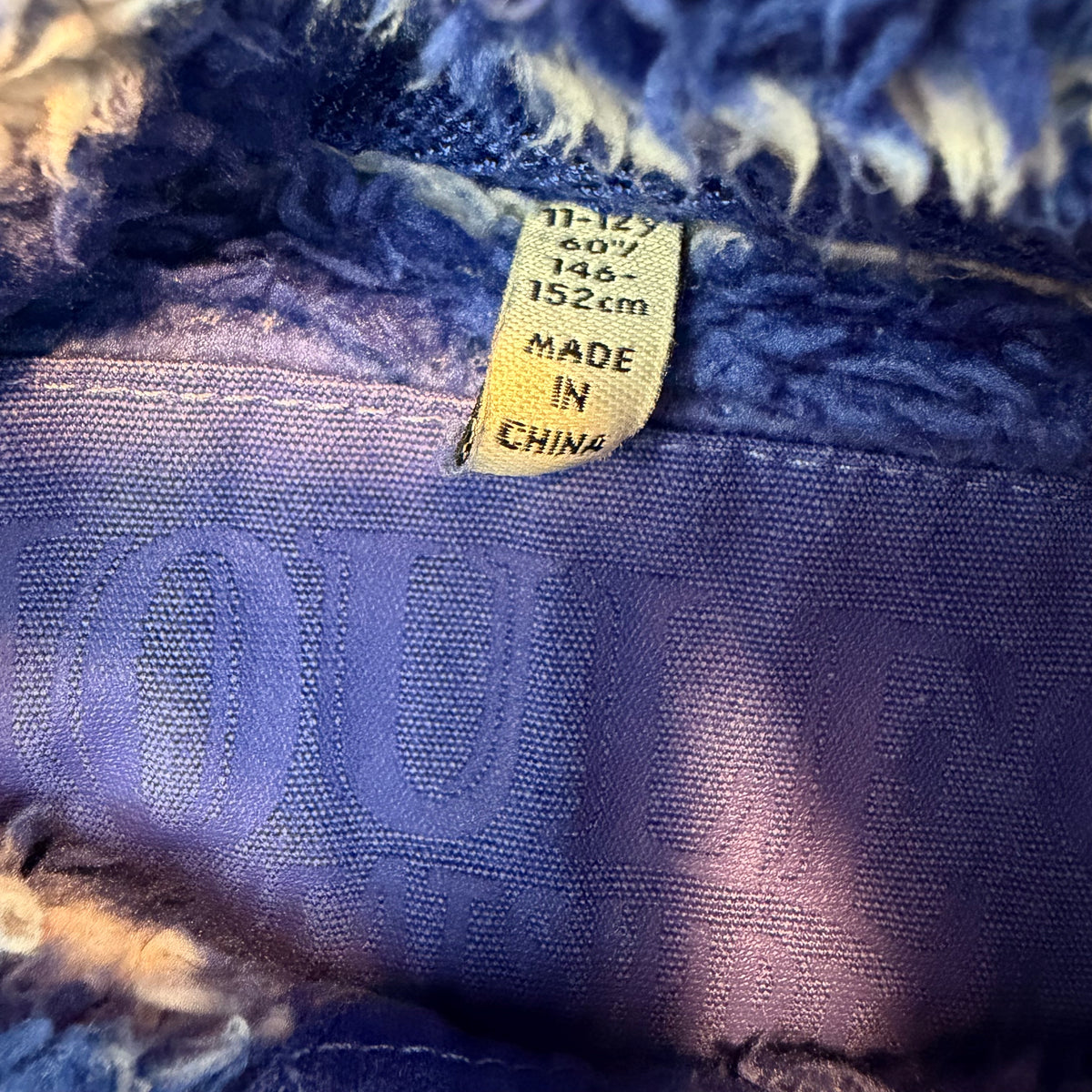 Blauer Fleece-Pullover mit weißen Streifen und kurzem Reißverschluss – label