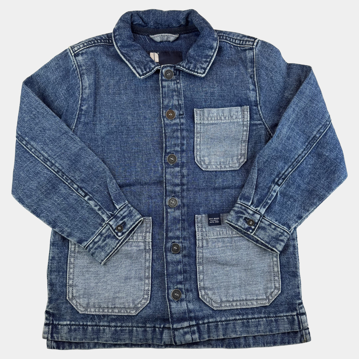 Blaue Denimjacke für Kinder mit Knöpfen und aufgesetzten Taschen – front