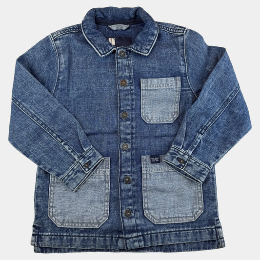 Blaue Denimjacke für Kinder mit Knöpfen und aufgesetzten Taschen – front