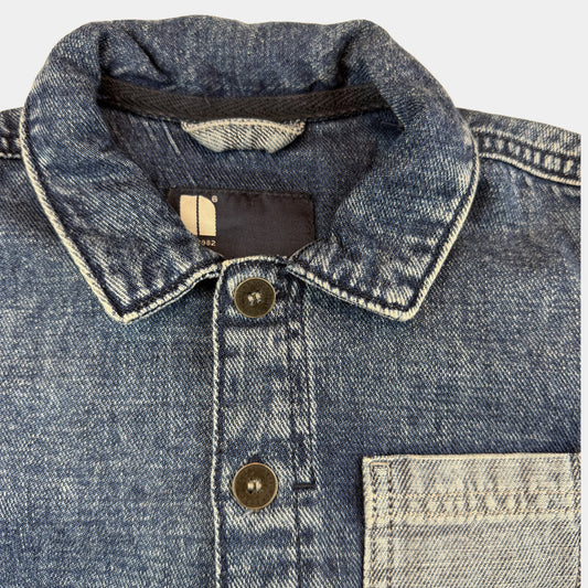 Blaue Denimjacke für Kinder mit Knöpfen und aufgesetzten Taschen – detail