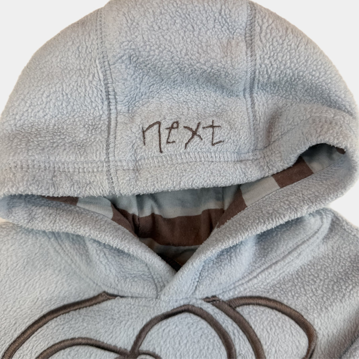 Hellblauer Baby Fleece-Hoodie mit Kapuze und aufgesticktem Tiergesicht – fabric