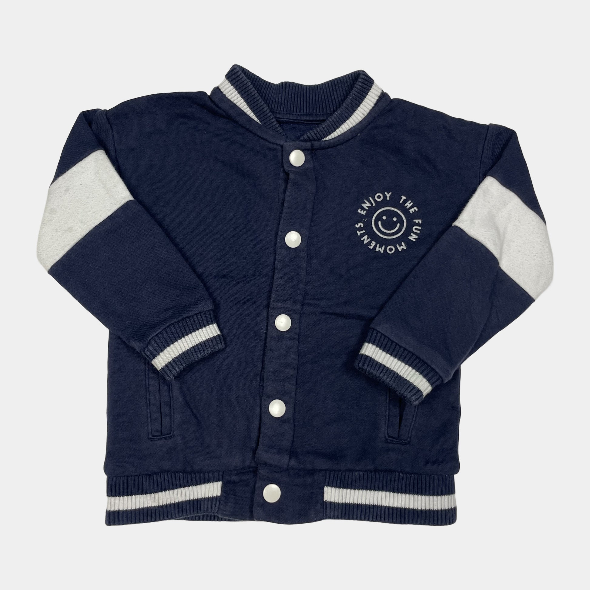 Blaues Sweatshirt mit weißem Streifenmuster und Druckknöpfen – front