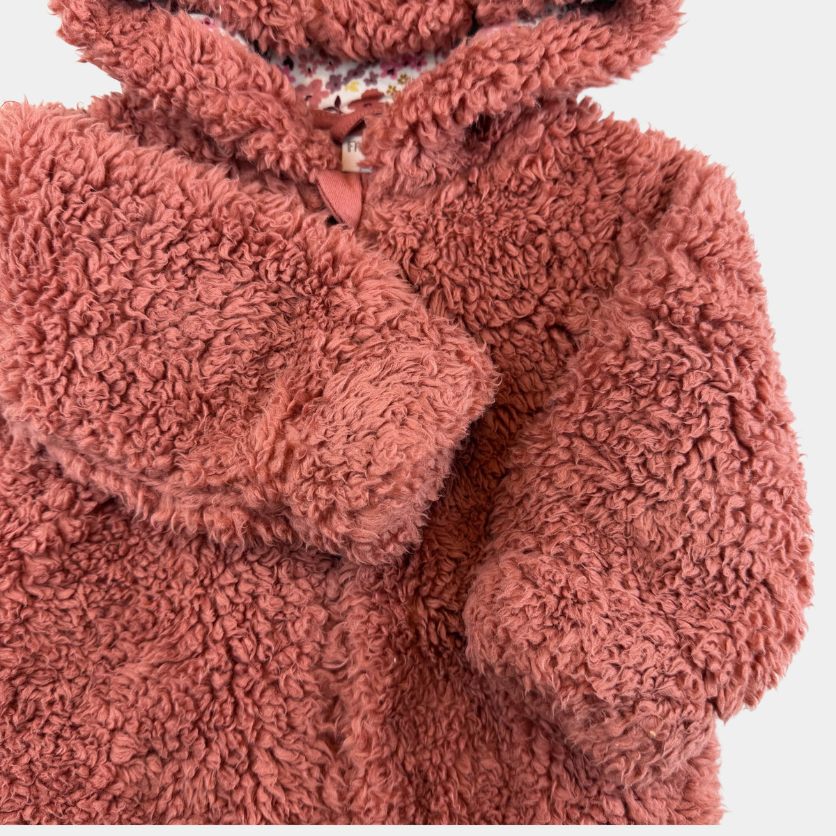 Rosa Teddyjacke mit Kapuze und Reißverschluss – detail