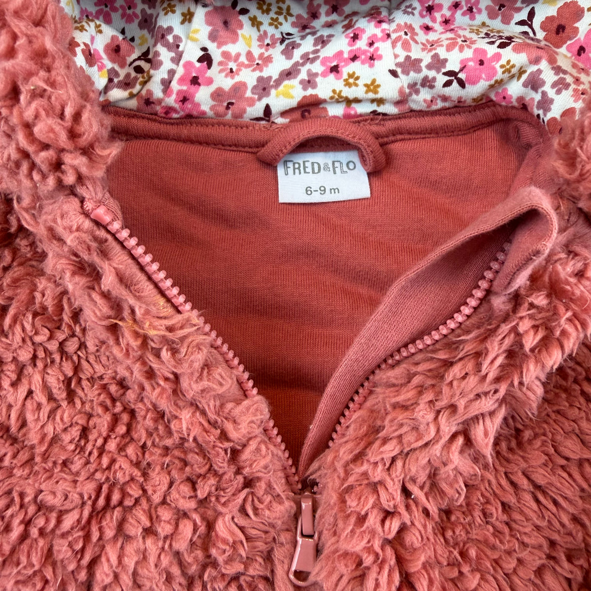Rosa Teddyjacke mit Kapuze und Reißverschluss – close‑up