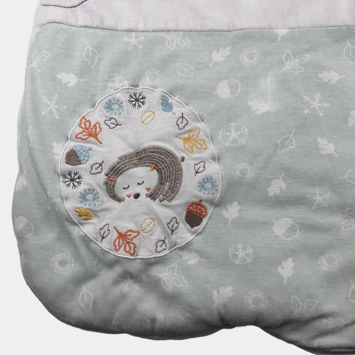 Hellgrauer Babyschlafsack mit Igel-Stickerei und seitlichem Reißverschluss – fabric