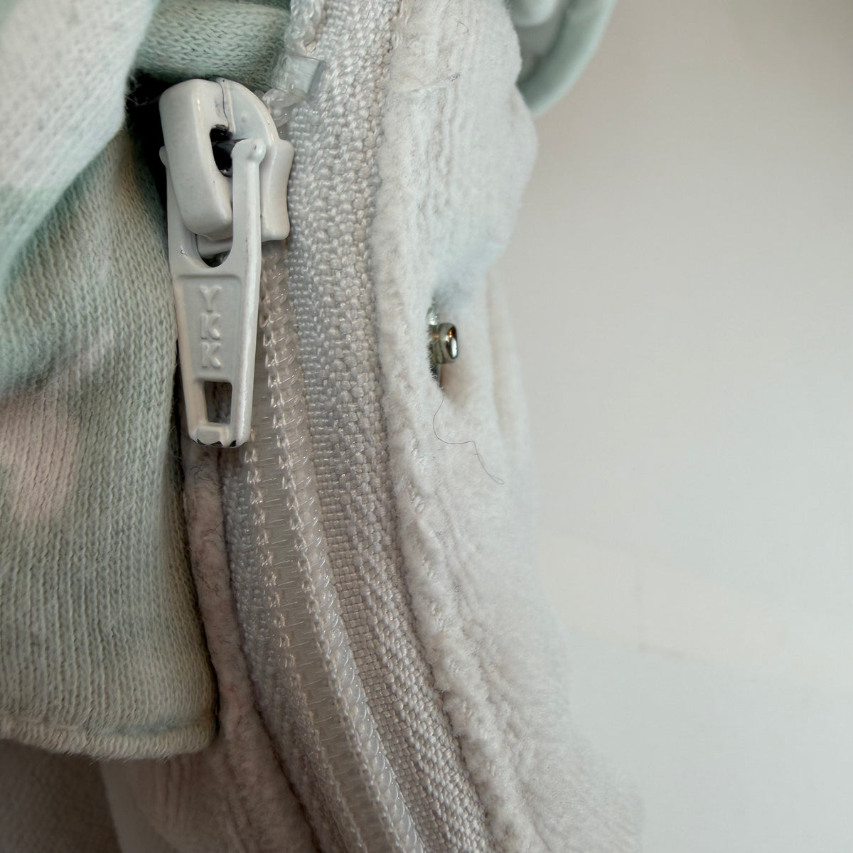 Hellgrauer Babyschlafsack mit Igel-Stickerei und seitlichem Reißverschluss – zip