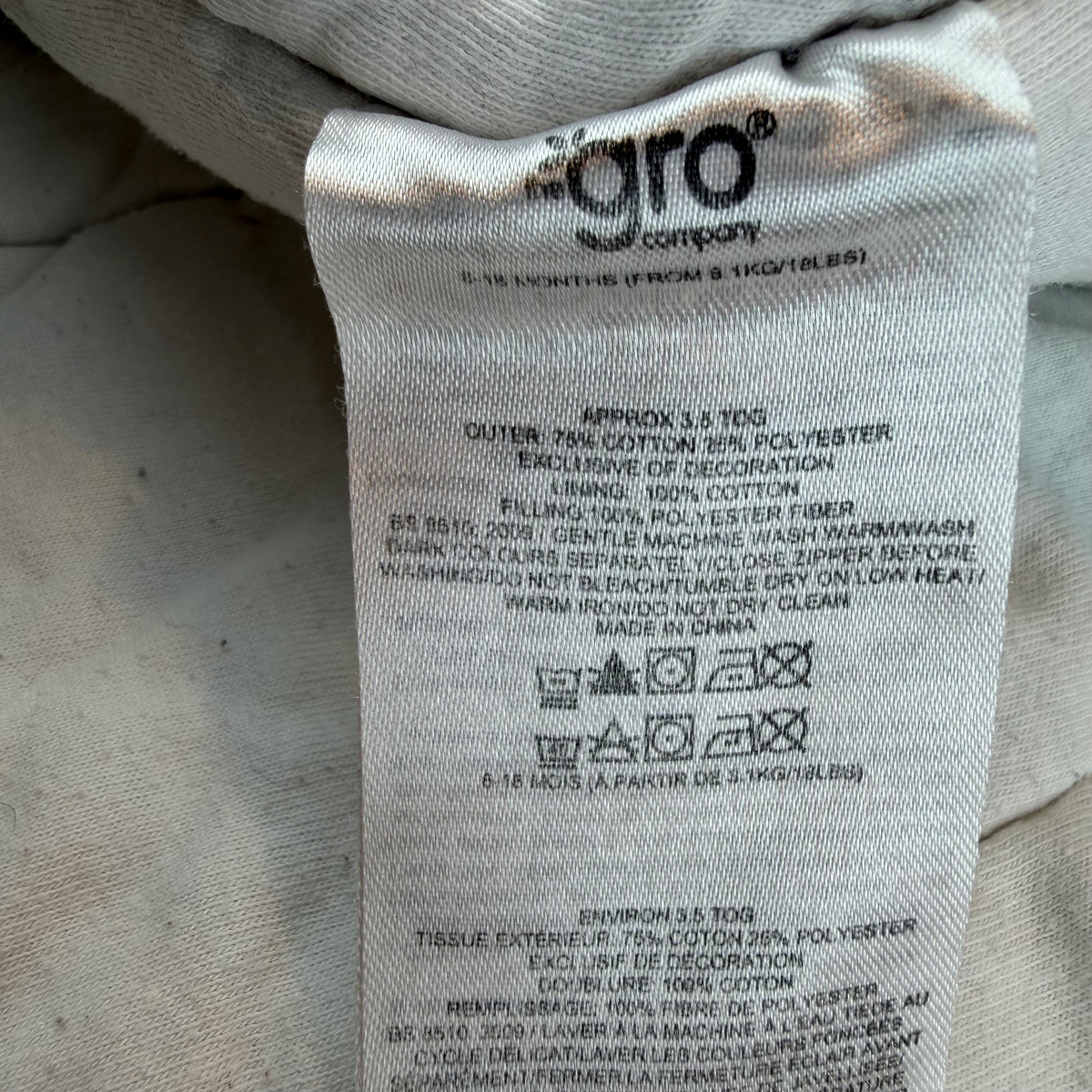 Hellgrauer Babyschlafsack mit Igel-Stickerei und seitlichem Reißverschluss – label