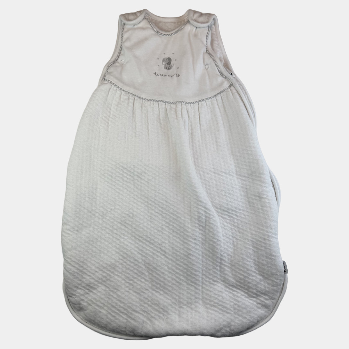 Weißer Babyschlafsack mit seitlichem Reißverschluss und kleinem Stickmotiv – front