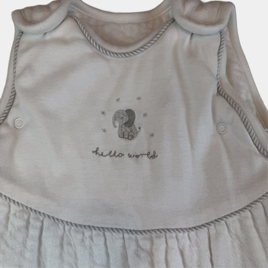 Weißer Babyschlafsack mit seitlichem Reißverschluss und kleinem Stickmotiv – detail