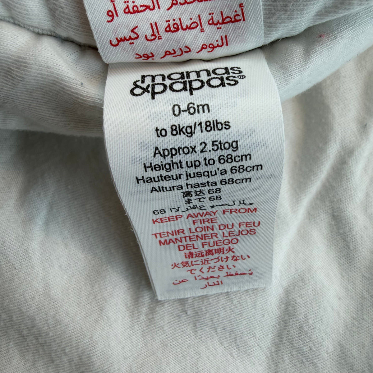 Weißer Babyschlafsack mit seitlichem Reißverschluss und kleinem Stickmotiv – label