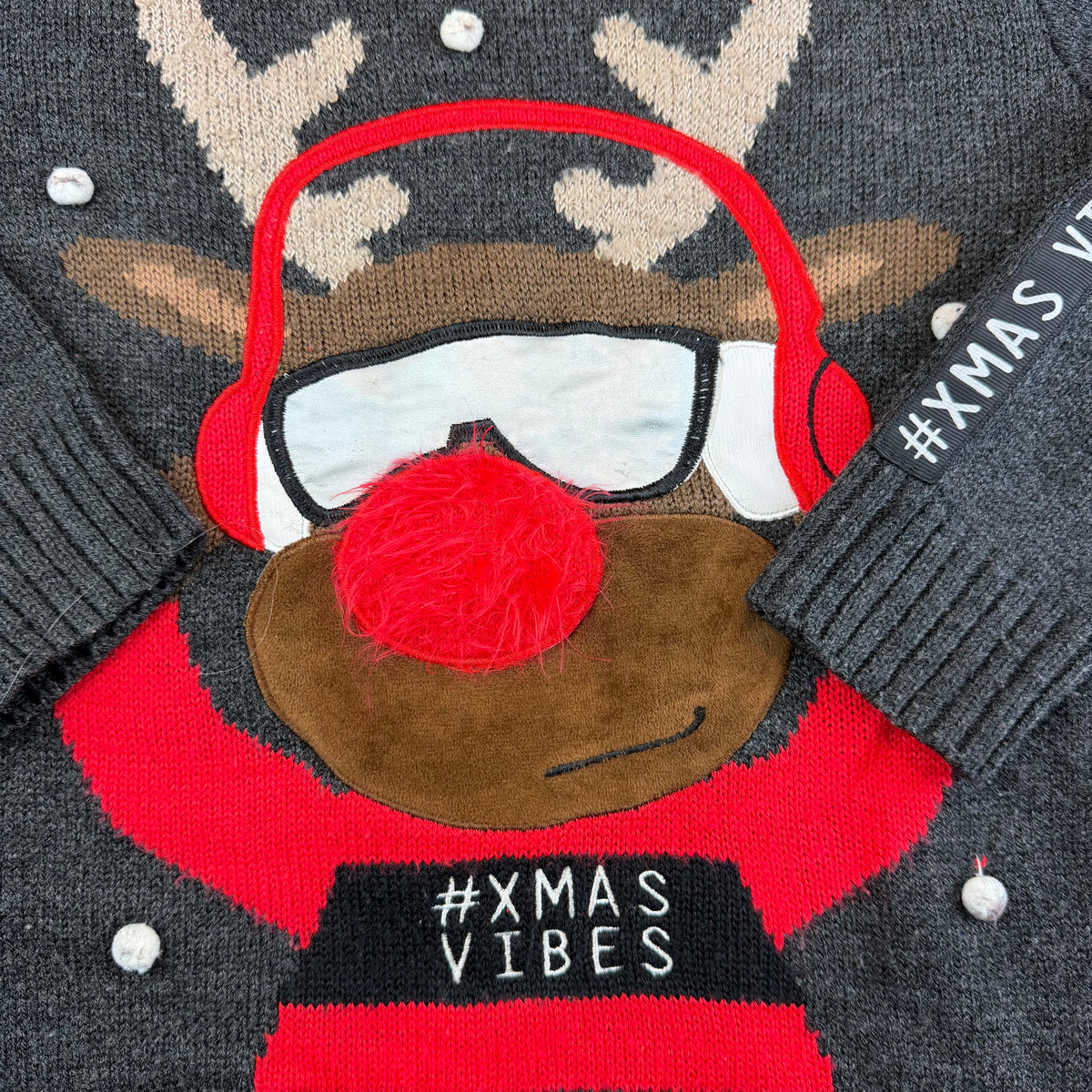 Grau melierter Kinder-Strickpullover mit Rentier-Motiv, roter 3D-Nase und Schriftzug #XMAS VIBES – detail