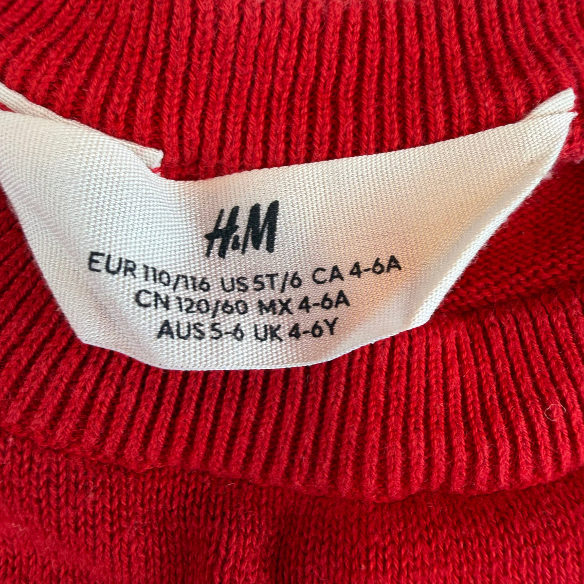 Roter Kinderpullover aus Baumwolle mit Rentier-Print und Rundhalsausschnitt – label