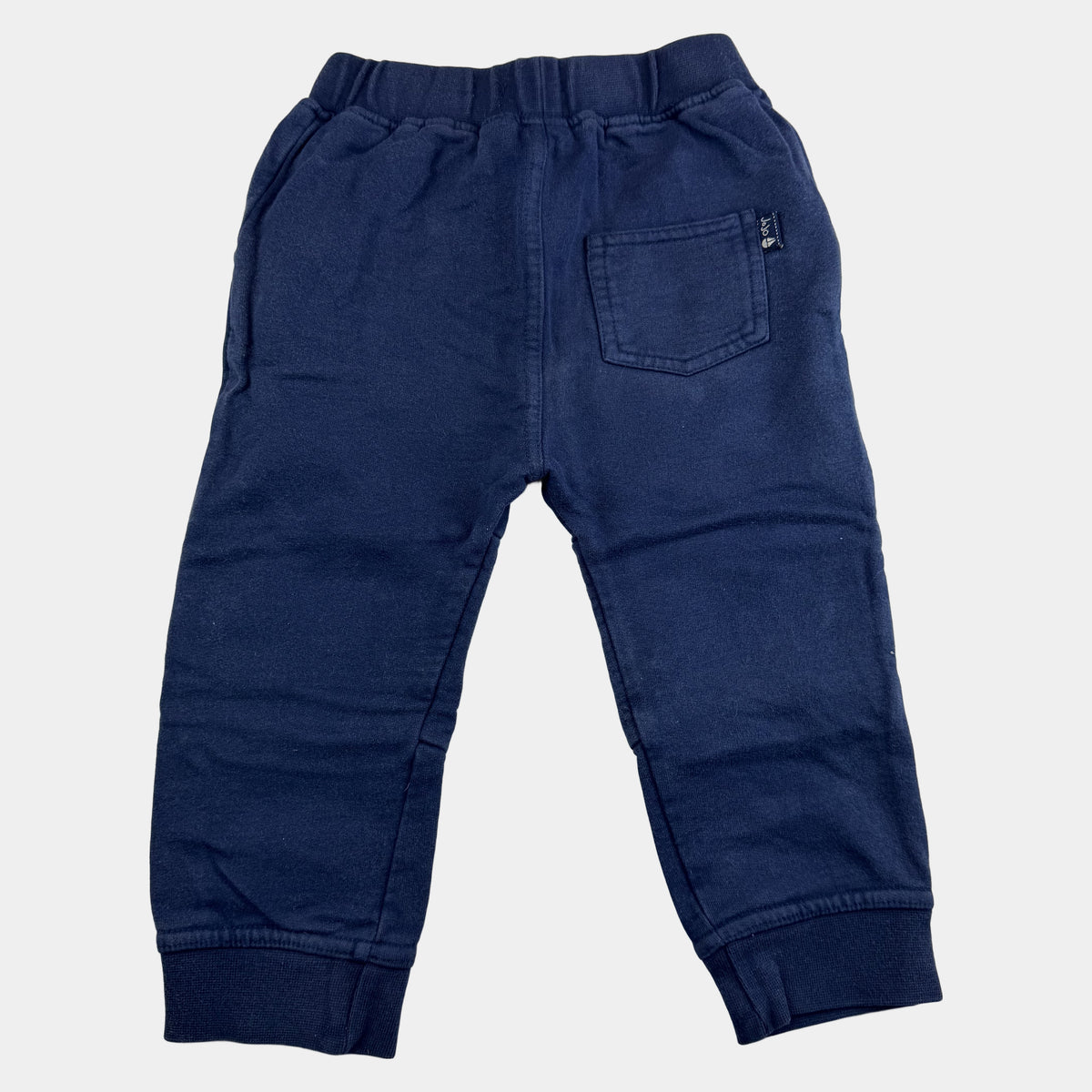 Dunkelblaue Kinder-Sweathose mit Kuh-Stickereien auf den Knien – back