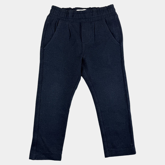 Blaue Kinderhose mit elastischem Bund, Zierknöpfen und seitlichen Taschen – front