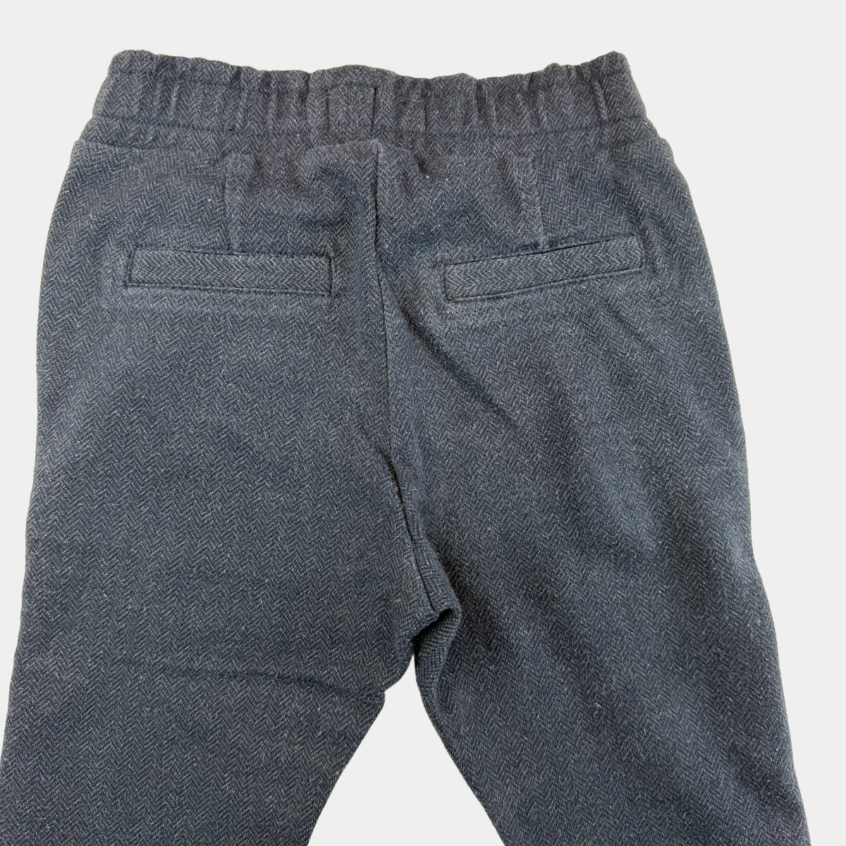 Blaue Kinderhose mit elastischem Bund, Zierknöpfen und seitlichen Taschen – back
