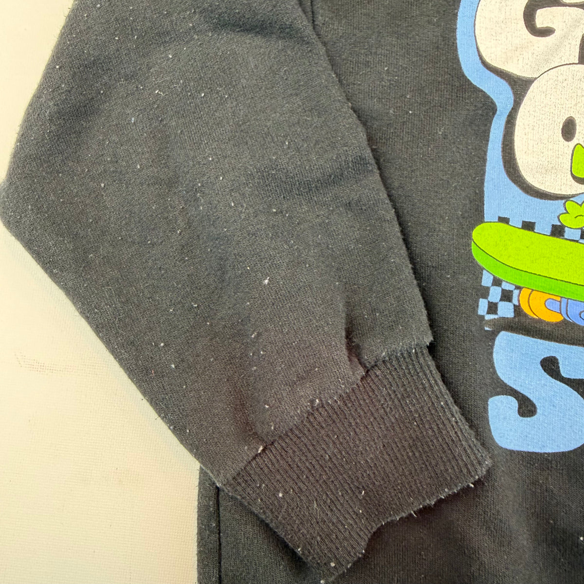 Schwarzes Kinder-Sweatshirt mit Toy-Story-Aliens-Print und Rippbündchen – detail