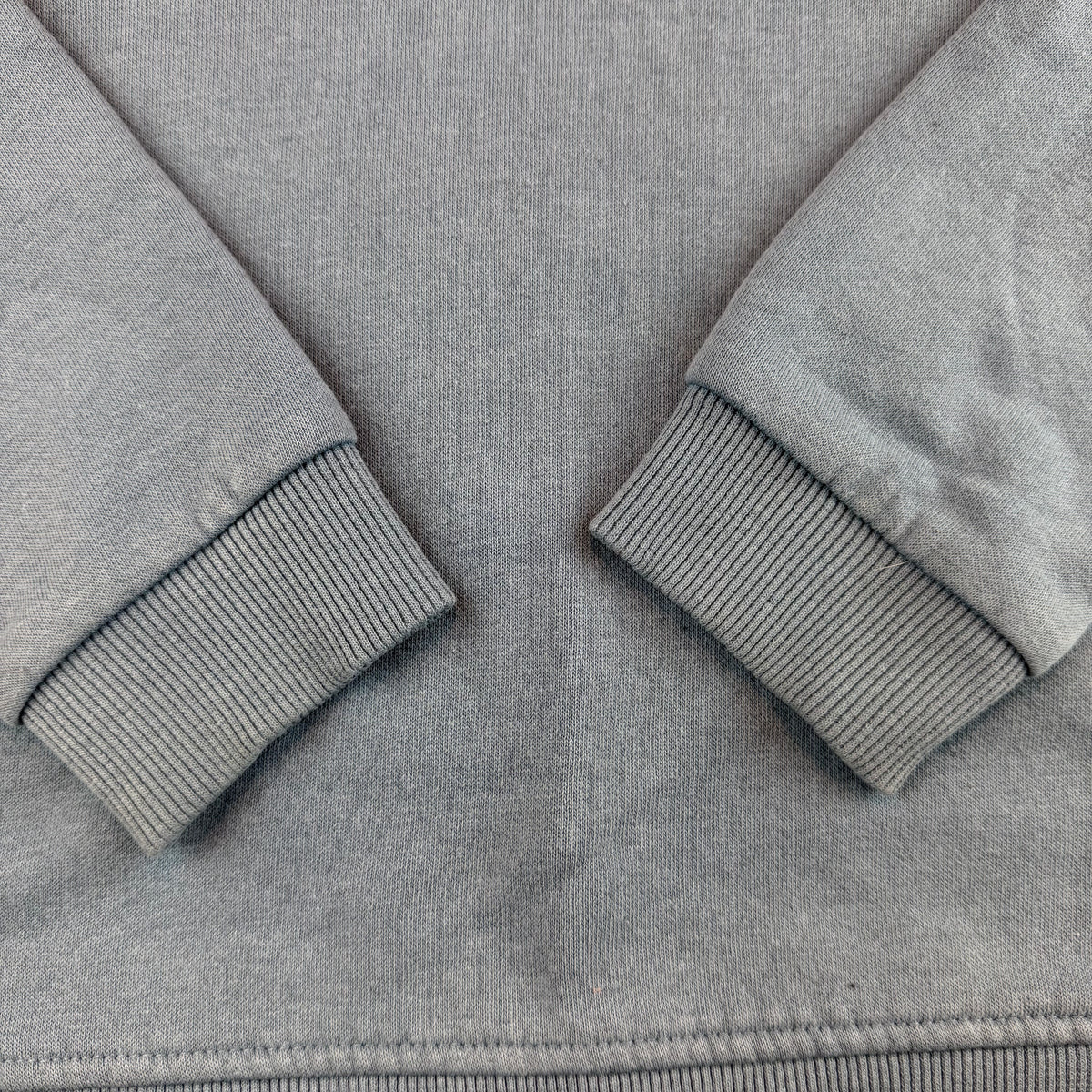 Blaues Kinder-Sweatshirt mit Dino-Stickerei und Rippbündchen – detail