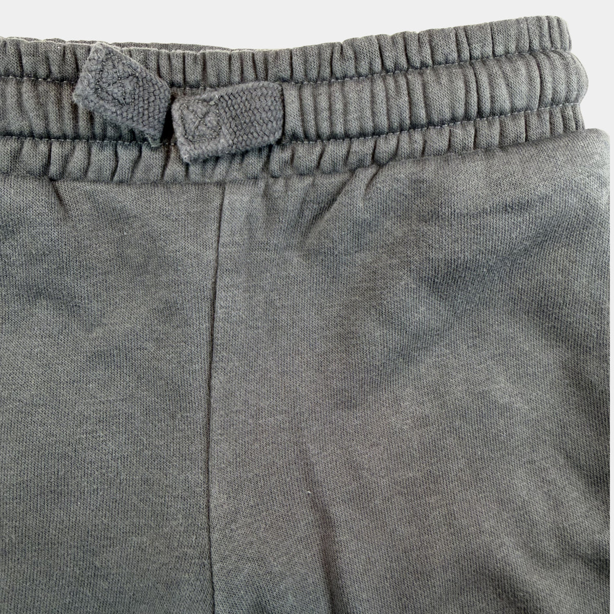Graue Baby-Sweathose mit Bindeband und Rippbündchen – fabric