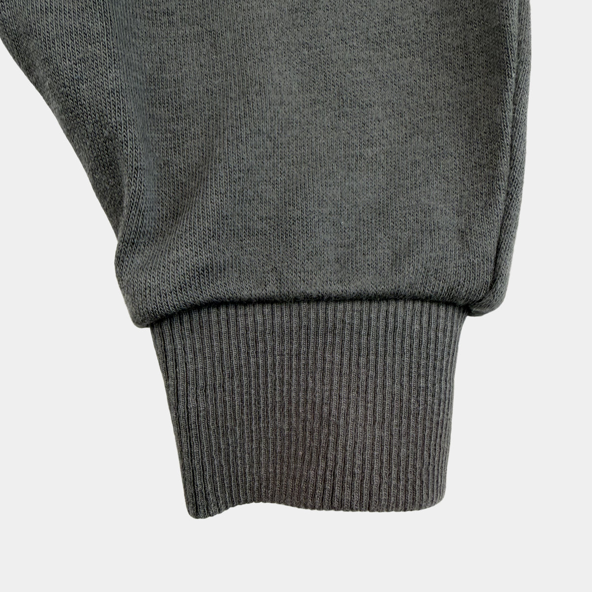 Graue Baby-Sweathose mit Bindeband und Rippbündchen – detail