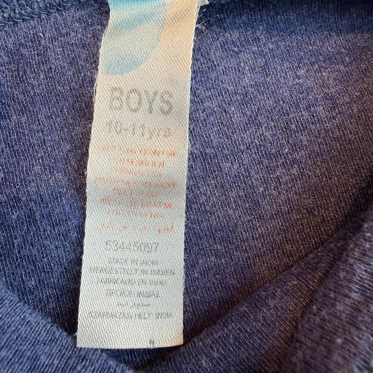 Blaues Kinder-Langarmshirt aus Rippstoff mit Rundhalsausschnitt – label