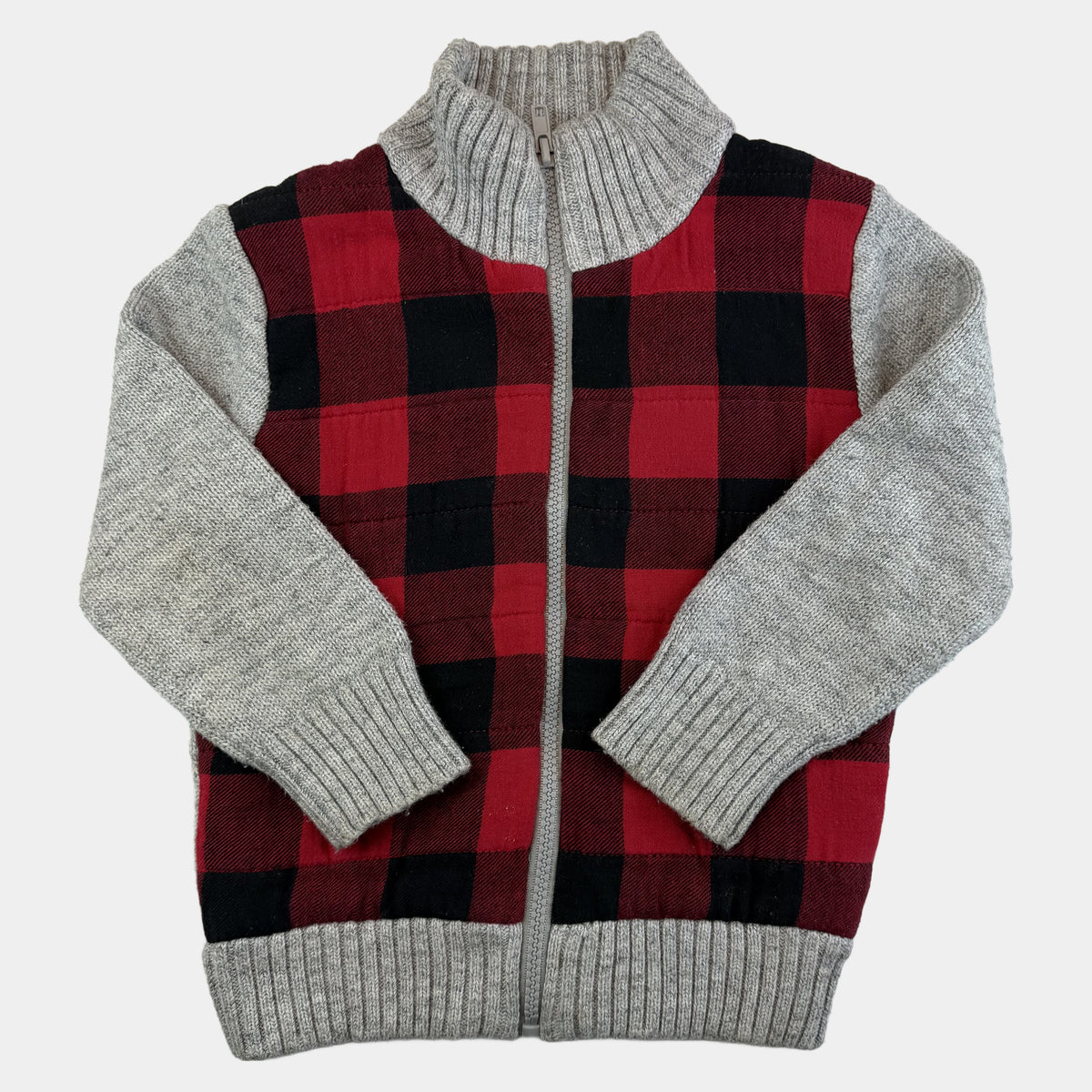 Rote und schwarze karierte Kinder-Strickjacke mit grauen Ärmeln und Reißverschluss – front