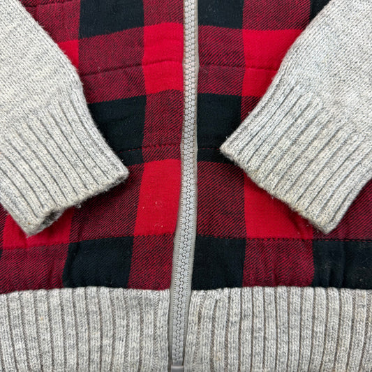 Rote und schwarze karierte Kinder-Strickjacke mit grauen Ärmeln und Reißverschluss – detail