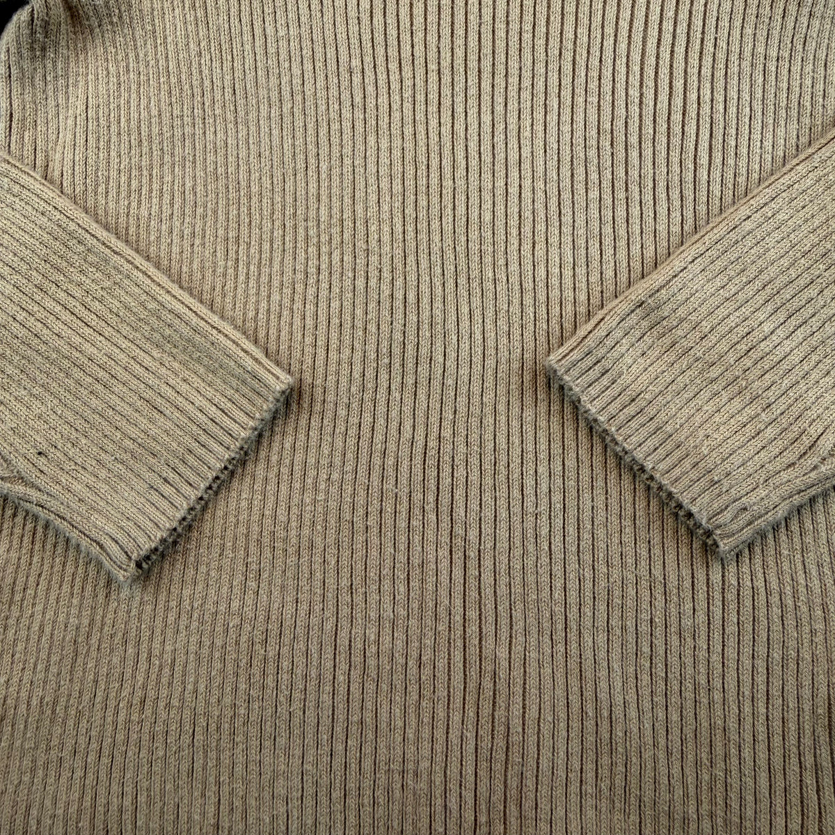 Beiger Rippstrick-Rollkragenpullover für Kinder von Nutmeg – sleeve
