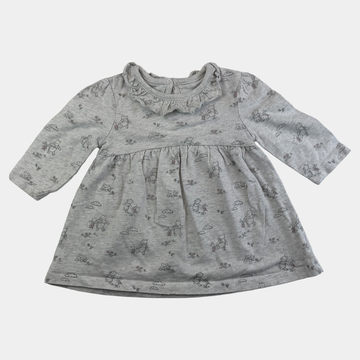 Graues Baby-Kleid aus Baumwolljersey mit langen Ärmeln, Rüschenkragen und Winnie-Pooh-Allover-Print – front