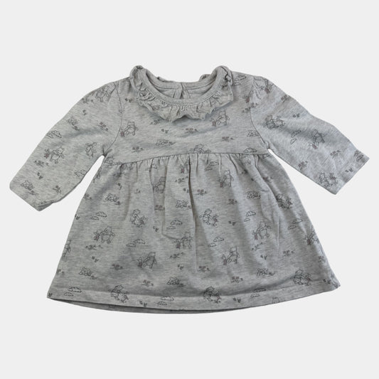 Graues Baby-Kleid aus Baumwolljersey mit langen Ärmeln, Rüschenkragen und Winnie-Pooh-Allover-Print – front