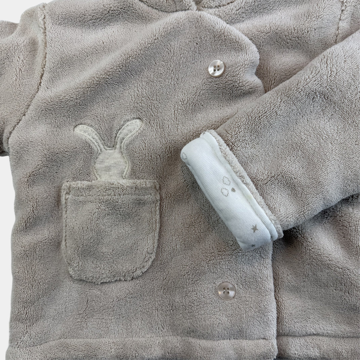 Graue Fleecejacke für Babys mit Kapuze, Knöpfen und Hasen-Applikation – detail