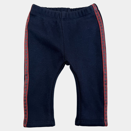 Dunkelblaue Baby-Sweathose mit roten Seitenstreifen – front