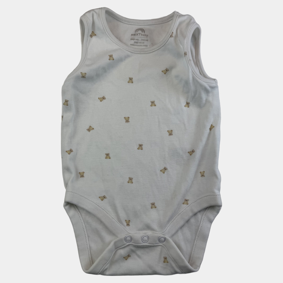 Weißer ärmelloser Baby-Body mit Bärchen-Allover-Print und Druckknöpfen – front