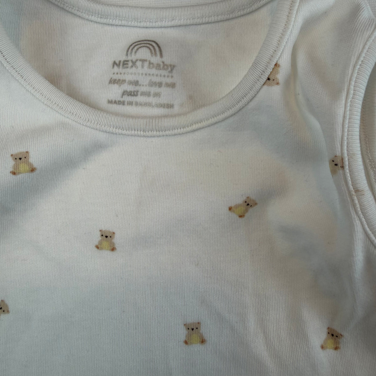 Weißer ärmelloser Baby-Body mit Bärchen-Allover-Print und Druckknöpfen – detail