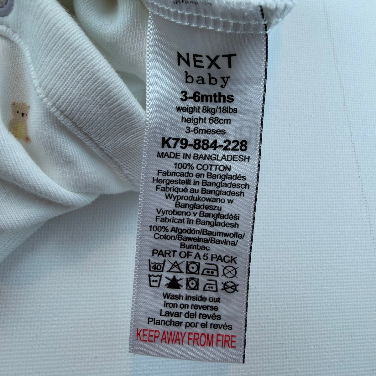 Weißer ärmelloser Baby-Body mit Bärchen-Allover-Print und Druckknöpfen – label
