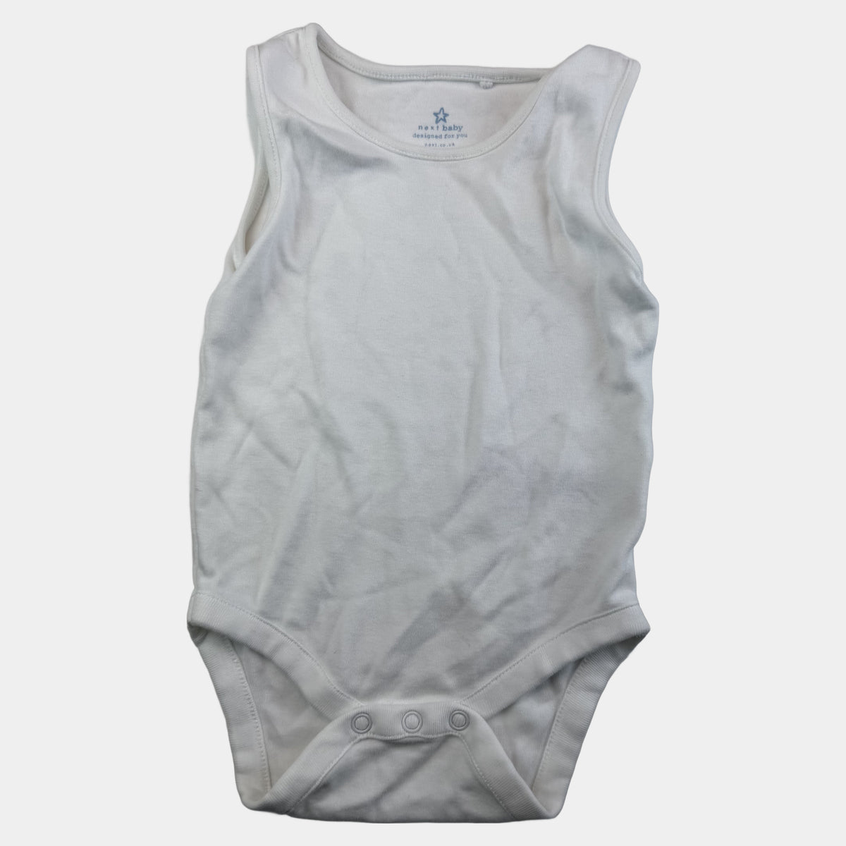 Weißer ärmelloser Baby-Body mit Druckknöpfen von Next – front