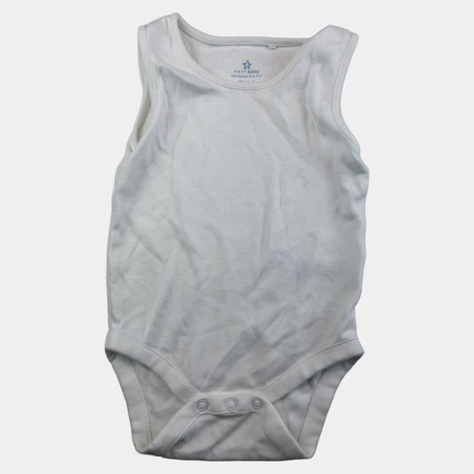 Weißer ärmelloser Baby-Body mit Druckknöpfen von Next – front