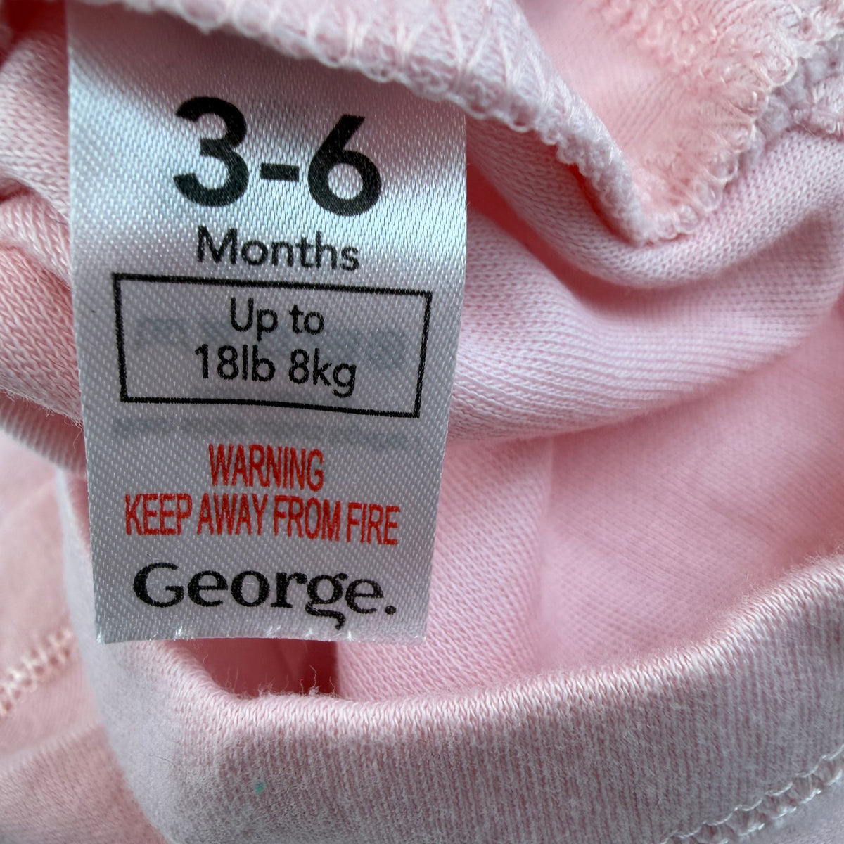 Rosa-weißes ärmelloses Baby-Body-Set mit Druckknöpfen (2er-Set) – label