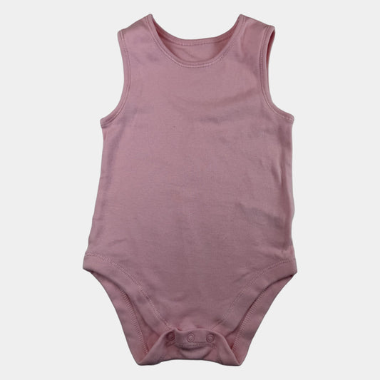 Rosa ärmelloser Baby-Body mit Druckknöpfen – front