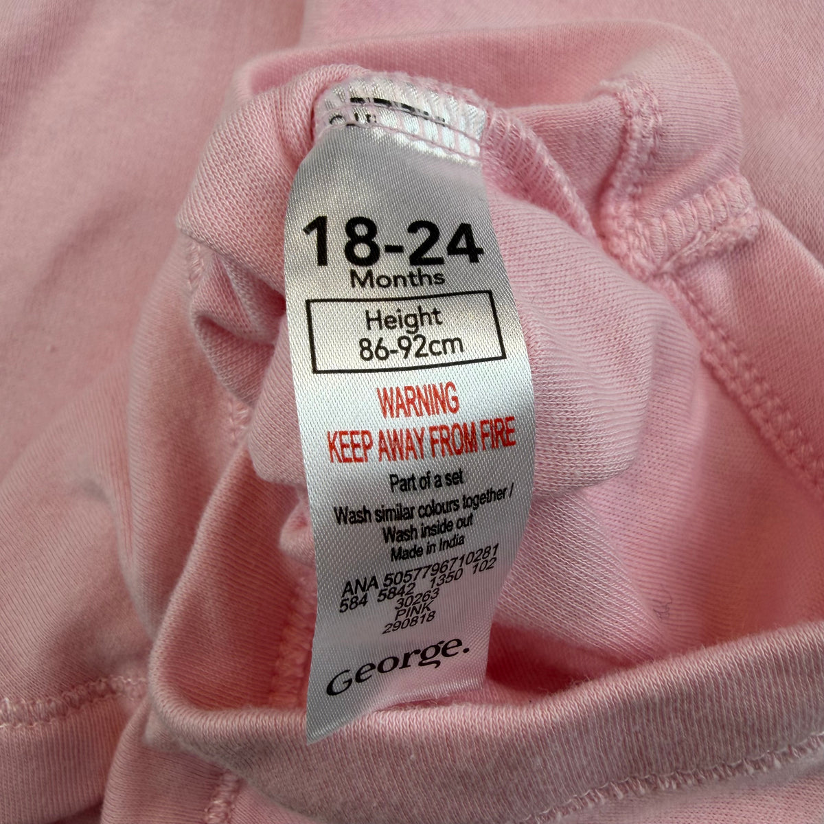Rosa ärmelloser Baby-Body mit Druckknöpfen – label