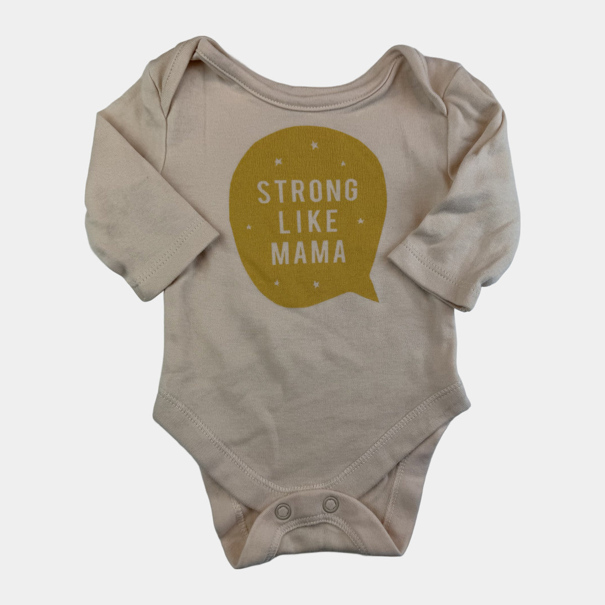 Beiger Baby-Langarmbody mit gelbem „STRONG LIKE MAMA“-Print – front