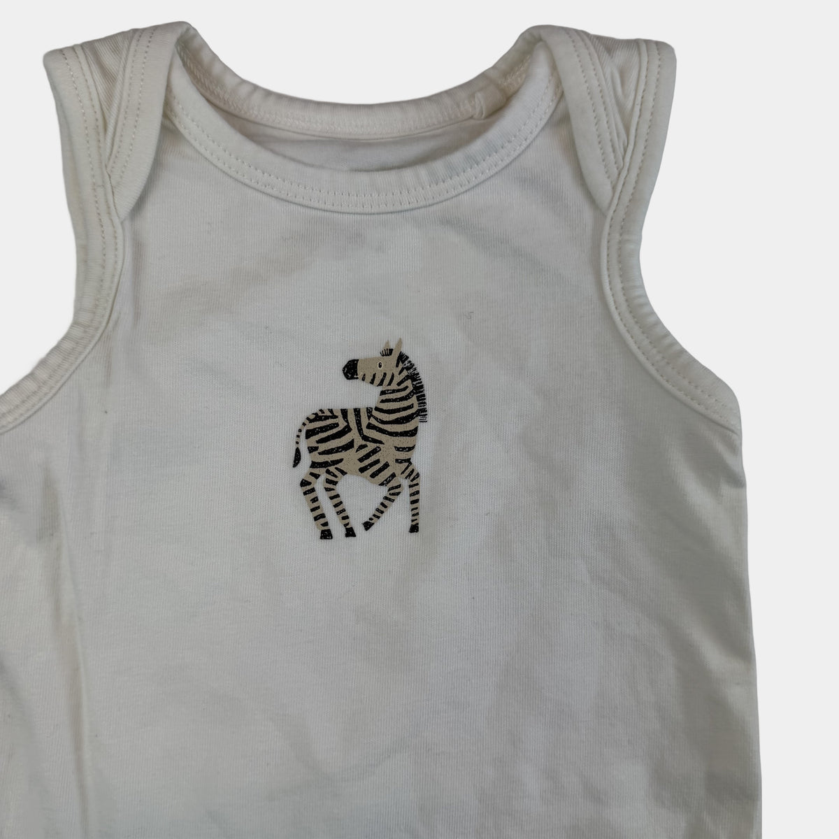 Weißer ärmelloser Baby-Body mit kleinem Zebra-Print, Größe 74/80 – detail