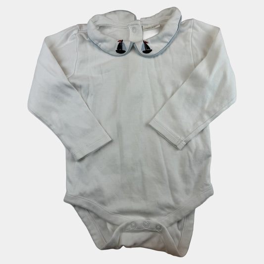 Weißer Baby-Langarmbody mit Segelboot-Stickerei am Kragen – front