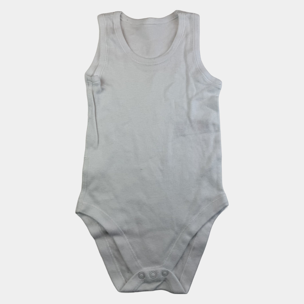 Weißer ärmelloser Baby-Body mit Druckknöpfen – front