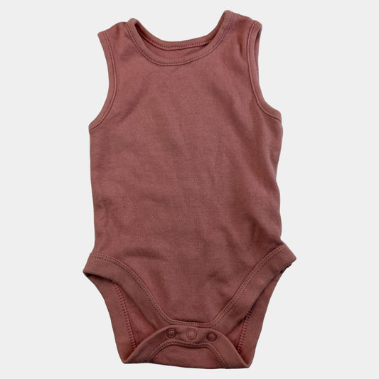 Altrosa ärmelloser Baby-Body mit Druckknöpfen – front