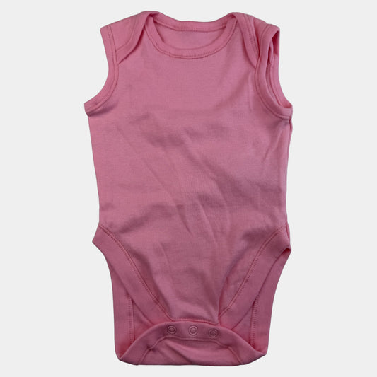 Rosa ärmelloser Baby-Body mit Druckknöpfen im Schritt – front
