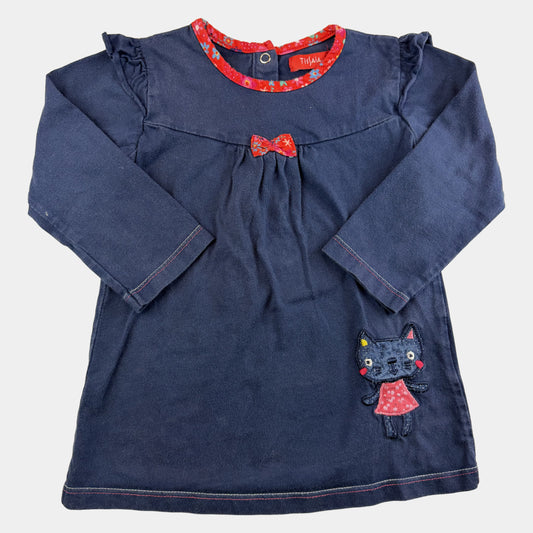 Blaues Kinderkleid mit langen Ärmeln, Schleife und Katzen-Applikation – front