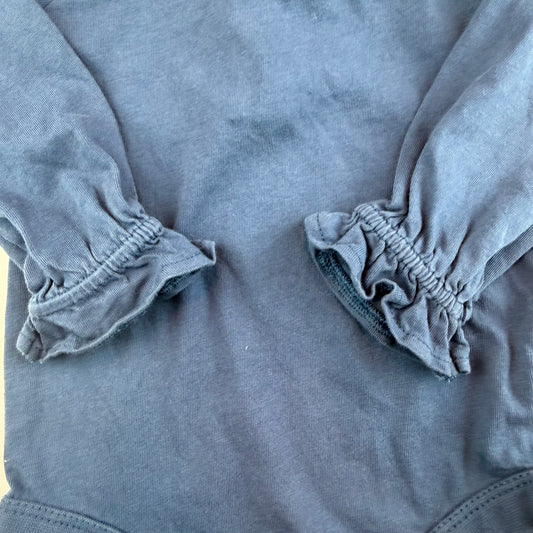 Blauer Langarm-Body mit Rüschenbündchen und Druckknöpfen – detail